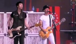 Sum 41 chante "In Too Deep" à Rock en Seine