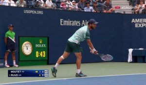 Lunaire : Quand Moutet amuse le public du Arthur-Ashe avec... des pompes !