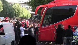 Ambiance à Saint-Denis : les arrivées des bus du Real et de Liverpool acclamées par les supporters