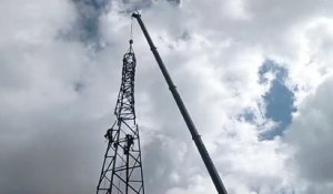 Chantier du démantèlement des deux derniers pylônes de la ligne haute tension à Châteauroux