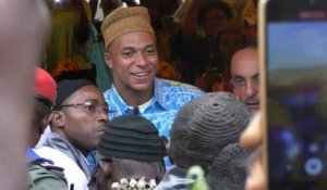 Mbappé accueilli en héros dans le village natal de son père au Cameroun