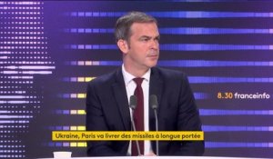 "Nul, "inutile", "démago" : le porte-parole du gouvernement étrille la chanteuse Izïa après ses propos contre Emmanuel Macron