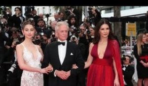 Catherine Zeta-Jones jugée "trop vieille" pour porter une robe décolletée à 53 ans, mais louée pou