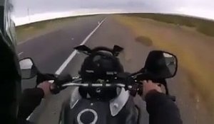 Il prévient un autre motard que sa moto est en feu
