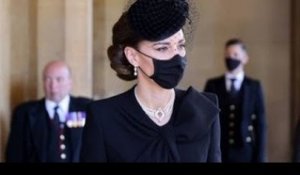 Le langage corporel de Kate Middleton et Harry aux funérailles du prince Philip