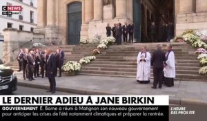 Obsèques de Jane Birkin: Regardez les images très émouvantes du cercueil de l'artiste qui entre dans l'égile Saint-Roch à Paris