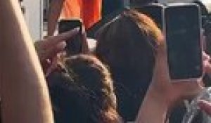 Las Vegas : En plein concert, la chanteuse Cardi B balance son micro sur une jeune femme qui vient de lui envoyer un verre d'eau