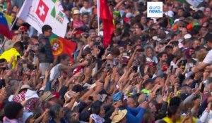 Portugal: le pape en visite éclair à Fatima devant 200 000 fidèles
