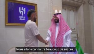 Al Hilal - Neymar pose avec son nouveau maillot