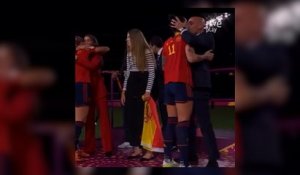 Le baiser forcé de Luis Rubiales et Jenni Hermoso lors du titre fait polémique en Espagne