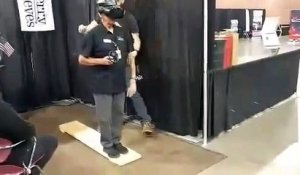 Ce papy tente un saut en parachute en réalité virtuelle ! Douloureux