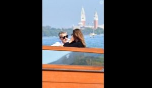 Mostra de Venise 2023 : Carla Bruni et Nicolas Sarkozy enlacés, arrivée très romantique en bateau-
