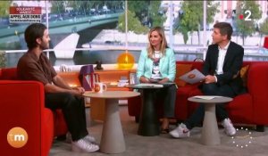 La mère de l’humoriste Panayotis Pascot pose une question à son fils dans « Télématin » sur France 2 et dévoile un détail sur l’enfance du jeune homme - Regardez