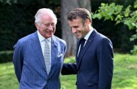 Charles III en France : Emmanuel Macron brise-t-il le protocole avec ses gestes ?
