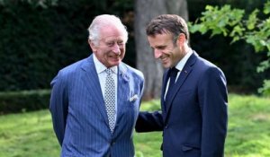 Charles III en France : Emmanuel Macron brise-t-il le protocole avec ses gestes ?
