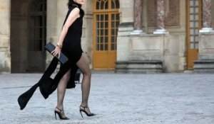 Charlotte Gainsbourg sublime dans une robe ultra fendue lors du dîner pour Charles III à Versailles