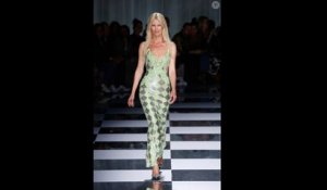 Claudia Schiffer à la Fashion Week de Milan : une silhouette incroyable à 53 ans, elle défile touj