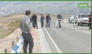 Des militaires arméniens gardent le poste frontière à l'entrée du corridor de Latchine