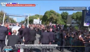 Le pape à Marseille: le pape François déambule sur l'Avenue du Prado à bord de la papamobile