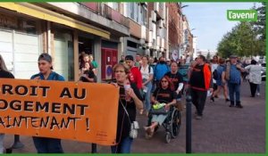 Les associations et les sans abri dans les rues de Charleroi manifestent pour le droit au logement
