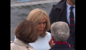 Brigitte Macron épinglée pour des bises qui ne respectent pas le protocole sanitaire