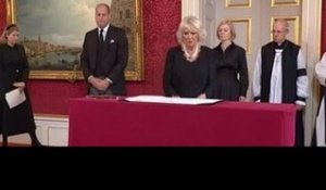 Le prince William est le premier à signer la proclamation faisant de papa Charles le nouveau roi du