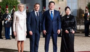 Brigitte Macron toute en soie : robe élégante, et beau dîner au bras d'Emmanuel, illuminant l'Elysée