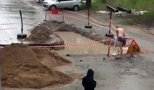 Se baigner dans un fossé plein de boue sur un chantier... Why not