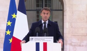 Emmanuel Macron affirme qu'en français, "le masculin fait le neutre, on n'a pas besoin d'ajouter des points au milieu des mots"