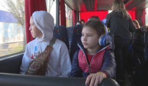Ukraine : rester sous les bombes ou partir, le dilemme de parents à Kherson