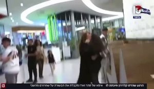 Otages Français libérés : Regardez la joie de Hadas Kalderon, maman de Erez et Sahar, qui apprend dans un centre commercial qu'elle va retrouver ses enfants : "Dieu existe !"