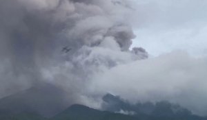 Indonésie : un spectaculaire nuage de cendres et 11 morts après l'éruption d'un volcan (vidéo)