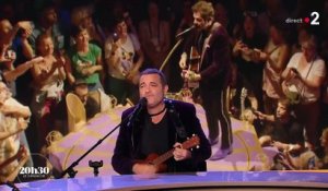 Regardez Laurent Delahousse et Amélie Nothomb chanter avec Matthieu Chedid en direct sur le plateau de "20h30 le dimanche" sur France 2 - VIDEO