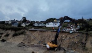 Angleterre : des maisons menacées par l’érosion détruites à la pelleteuse
