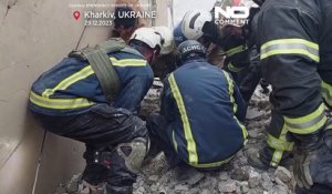 No Comment : les secouristes extraient un homme des décombres à Kharkiv