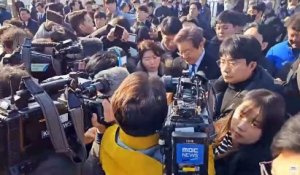 Les images choc du chef de file de l'opposition sud-coréenne a été poignardé cette nuit, alors qu'il s'entretenait avec des journalistes dans la ville portuaire de Busan
