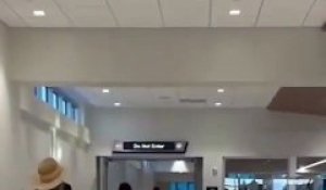 Ce petit garçon attendait avec impatience l’arrivée de son papa à l’aéroport !
