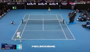 Avec deux demi-volées délicieuses pour conclure, Zverev s'adjuge le premier set