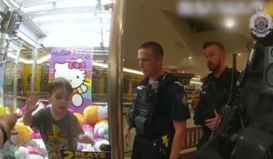 Australie : un petit garçon reste coincé dans une machine à griffes, la police lui vient en aide