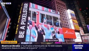 Deux restaurateurs français projettent une vidéo de leur équipe sur un écran géant de Times Square à New York