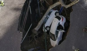 Italie : un gouffre se forme sur la route, engloutissant deux voitures