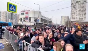 Funérailles de Navalny : des milliers de personnes rassemblées près de l'église