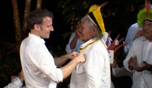 En Amazonie, Raoni reçoit la Légion d’honneur des mains d'Emmanuel Macron