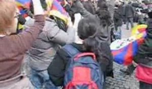 Chinois et pro-tibétains se font face