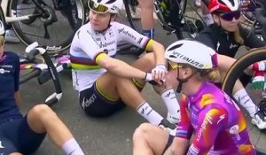 Cyclisme - Amstel Gold Race 2024 - La course femmes neutralisée après un accident avec un policier à moto avant de reprendre !