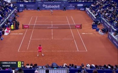 Barcelone - Tsitsipas rallie les quarts