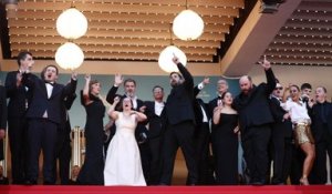 « Un p’tit truc en plus » : les images d’Artus et des autres comédiens du film montant les marches du Festival de Cannes