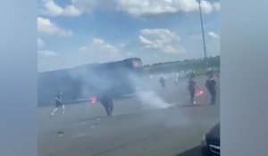 Rixe entre supporters de l'OL et Paris : un bus calciné, 8 policiers légèrement blessés