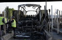 Lyon-PSG : les images du bus de supporters calciné après les violents affrontements sur un péage
