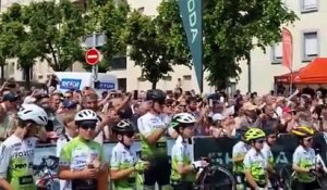 Cyclisme - Critérium du Dauphiné 2025 - Ovation, bain de foule, hommage... Brioude célèbre son champion Romain Bardet au départ de la 3e étape